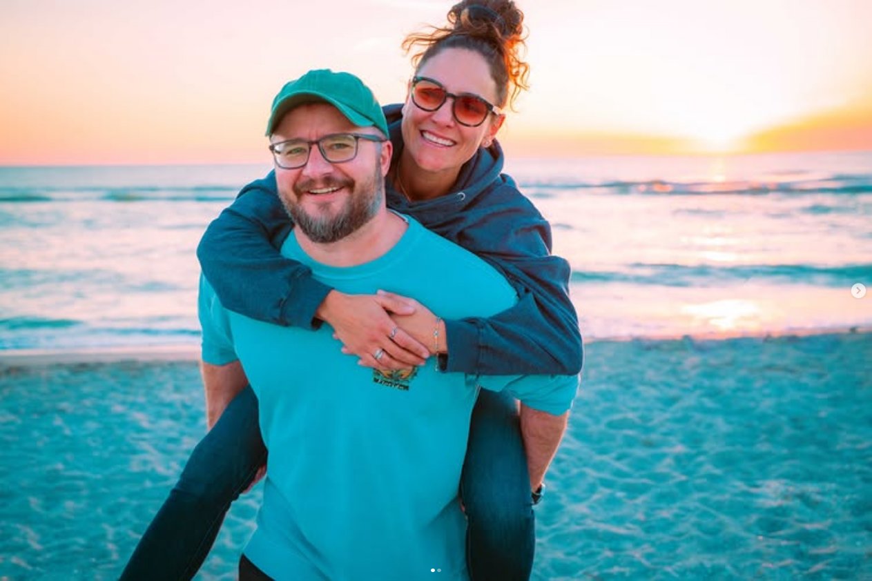 Kyle and Gülin at sunset on the beach